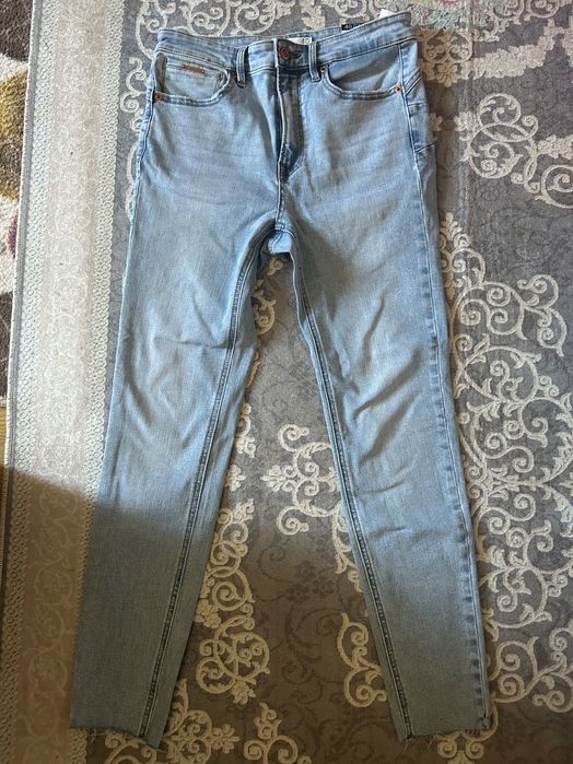 Еластични дънки Stradivarius