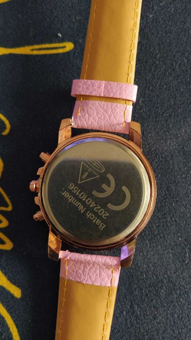 Vand Ceas de culoare ROZ nou cu blocare cheita de pornire