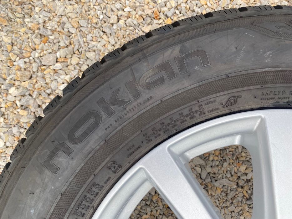 235/65/17 Нокиан Зимни