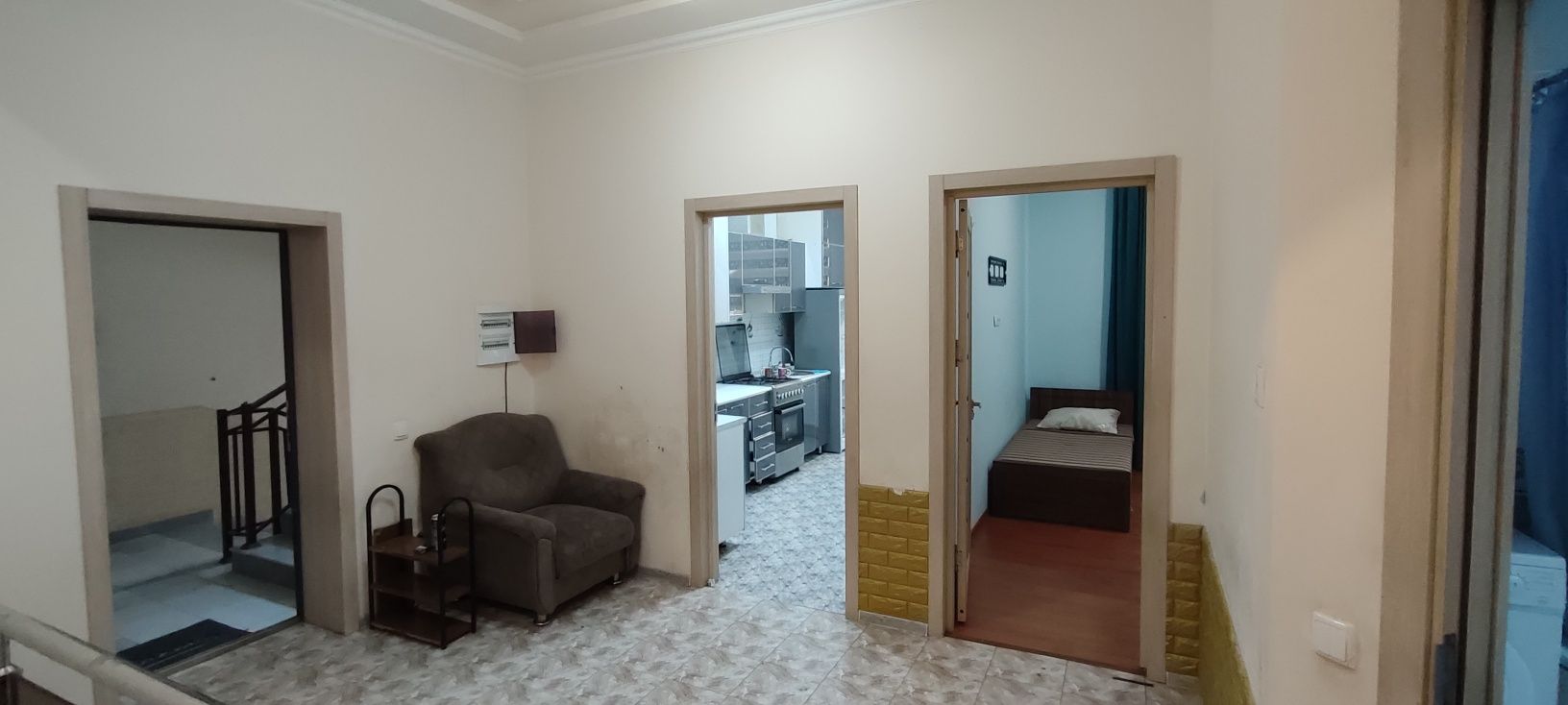 Срочно 500$ 4 хонали катта квартира арендага Яшнабод район Mетро олди