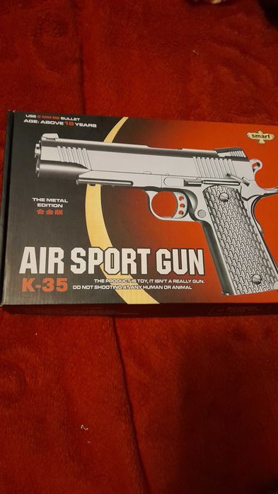 vand pistol negru airsoft cu bile de plastic