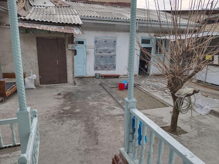 Hovli uy sotiladi
