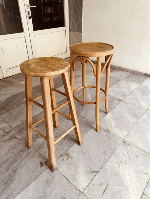 Продавам два дървени ретро бар стола в добро състояние.