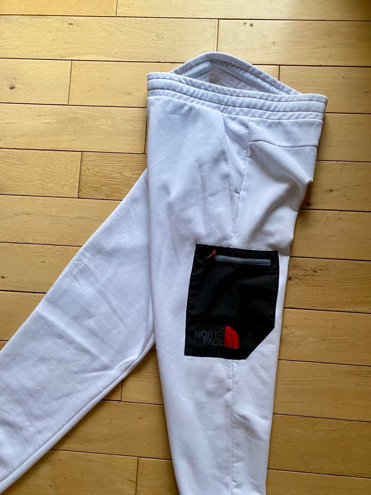 Бял Анцунг/долнище на The North Face
