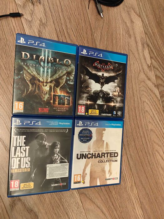 Playstation 4 комплект с 2 контролера и зарядна станция, 4 игри