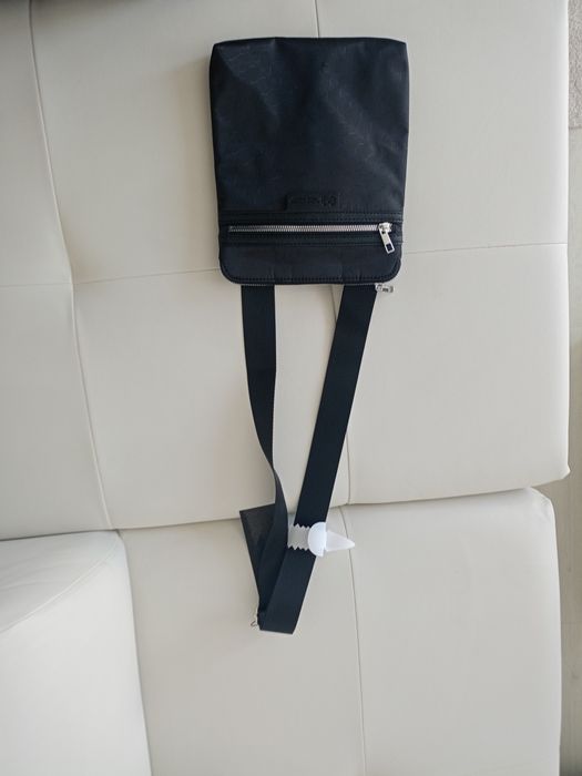 Vând borsetă bărbătească model deosebit produs de calitate superioara.