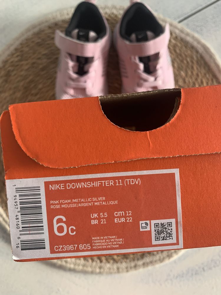 Розови маратонки за момиченце Nike