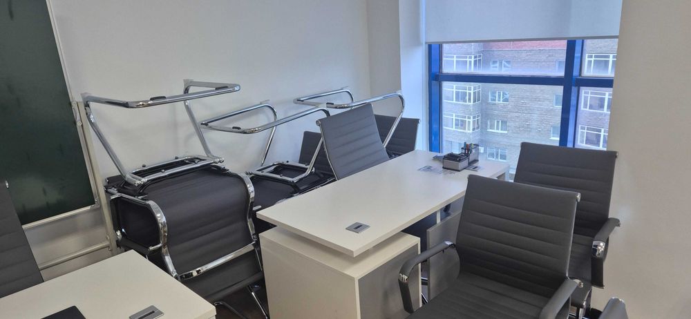 Продам Офисные столы и стулья