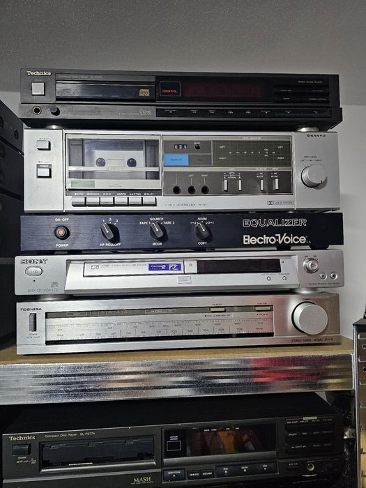 Akai, Technics, Sansui..