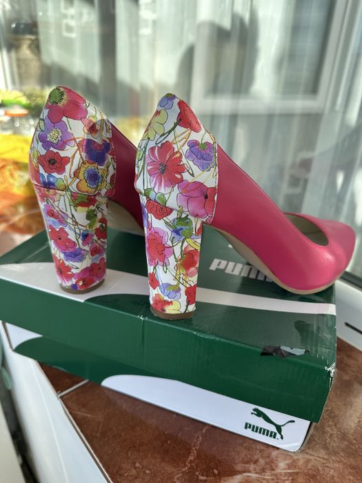 Vand pantofi dama si barbat la 60 70 lei perechea