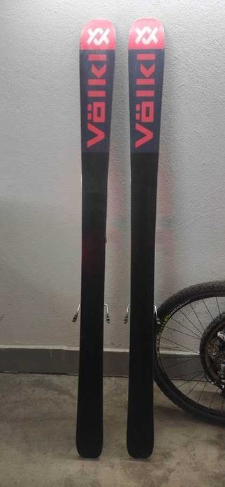 Ски Volkl Mantra M5 177 с хибридни автомати - туринг с алпийски обувки