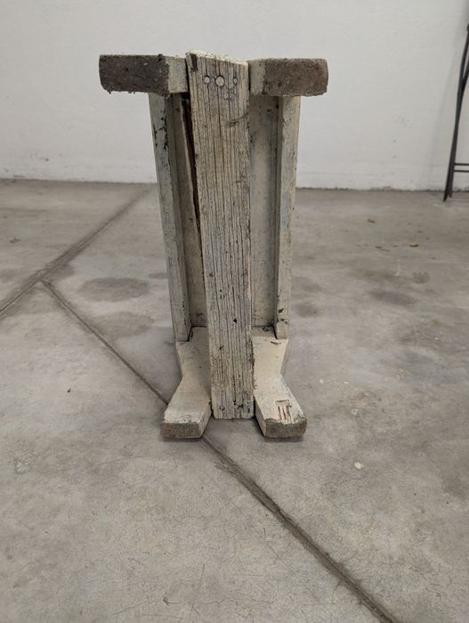 Старо дървено столче