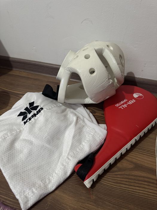 Продам протектор, шлеи и лапу для таеквондо, все новое