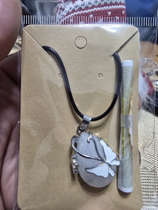 Колие  естествени камъни с пеперуда