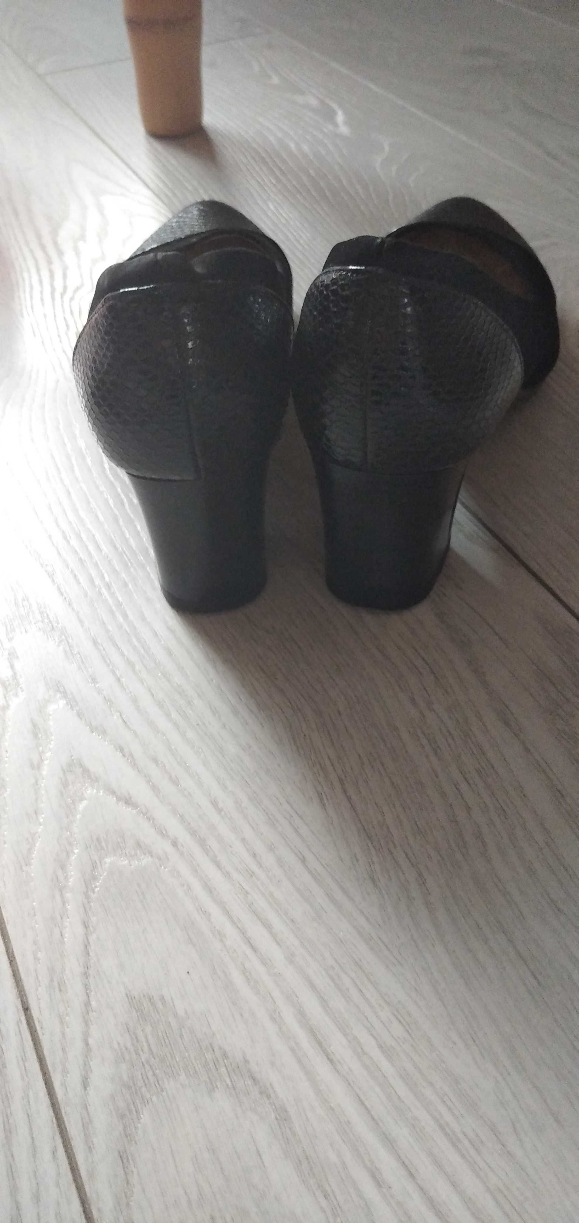 Дамски обувки на среден ток