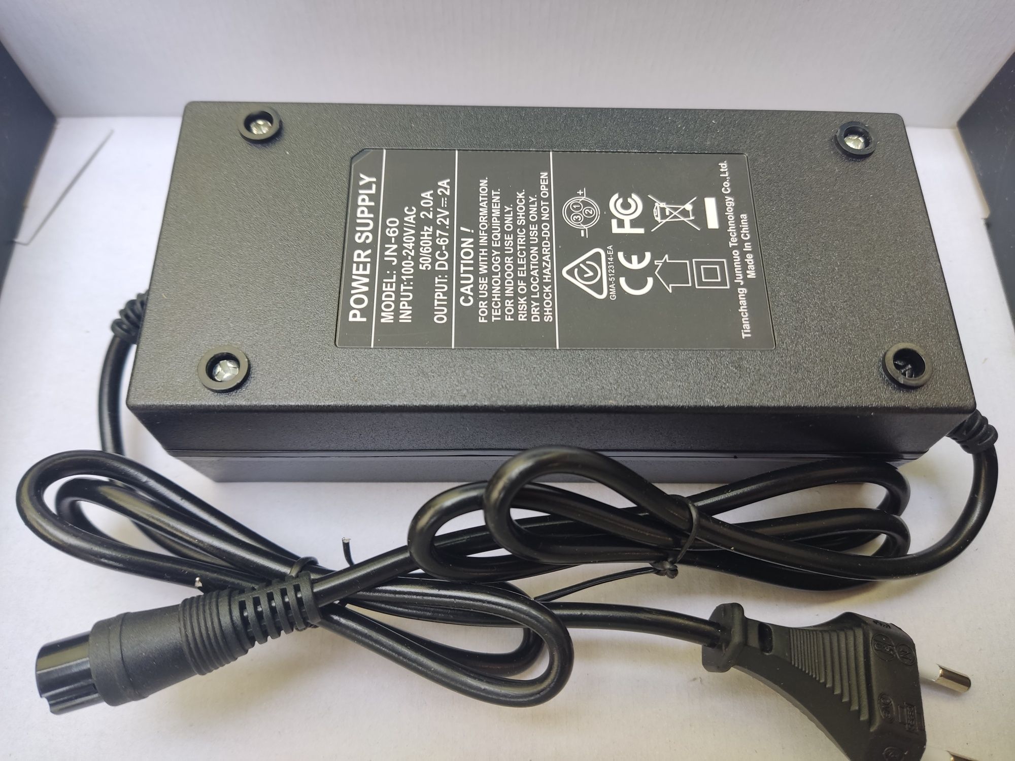 incarcator-pentru trotineta electrica 48v20 max output 54.6 V