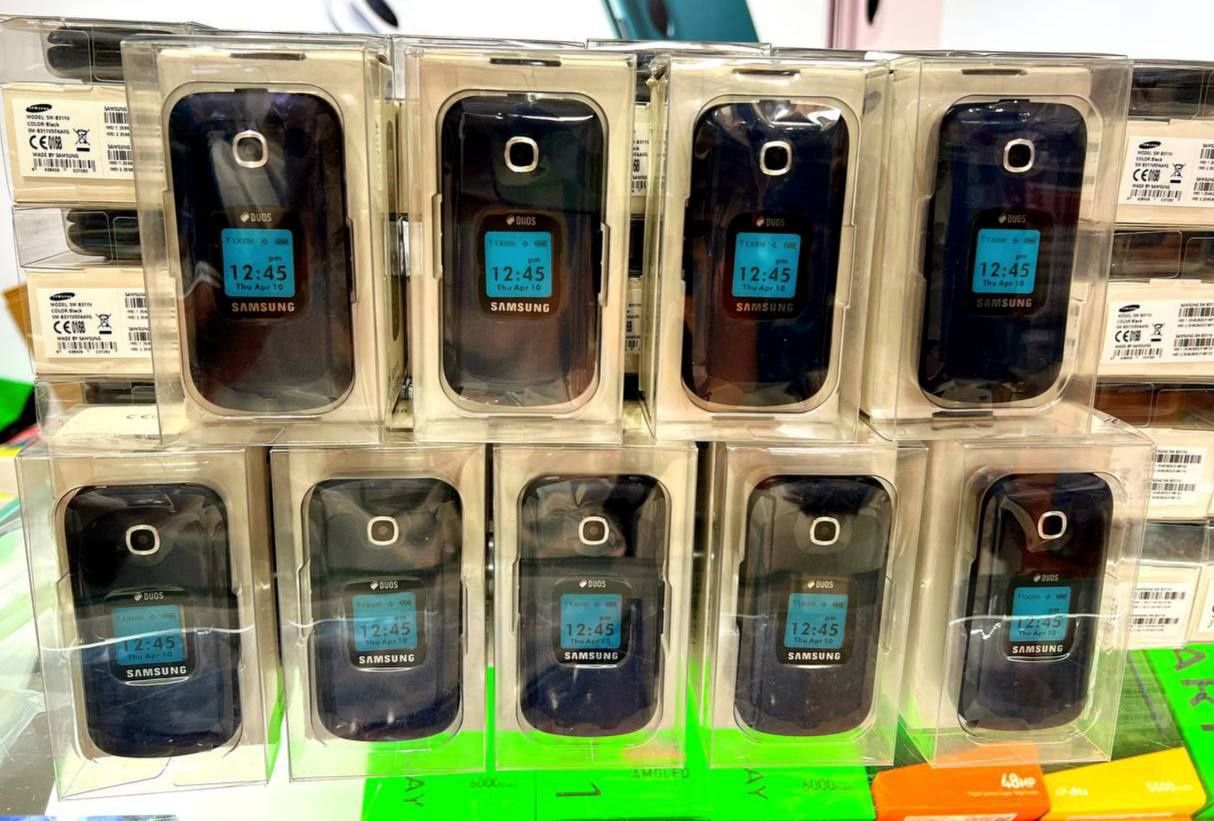 Gusto 3 (B311V) Samsung, GSM, YENGI,  Bowqa turdagi  telefonla bor.