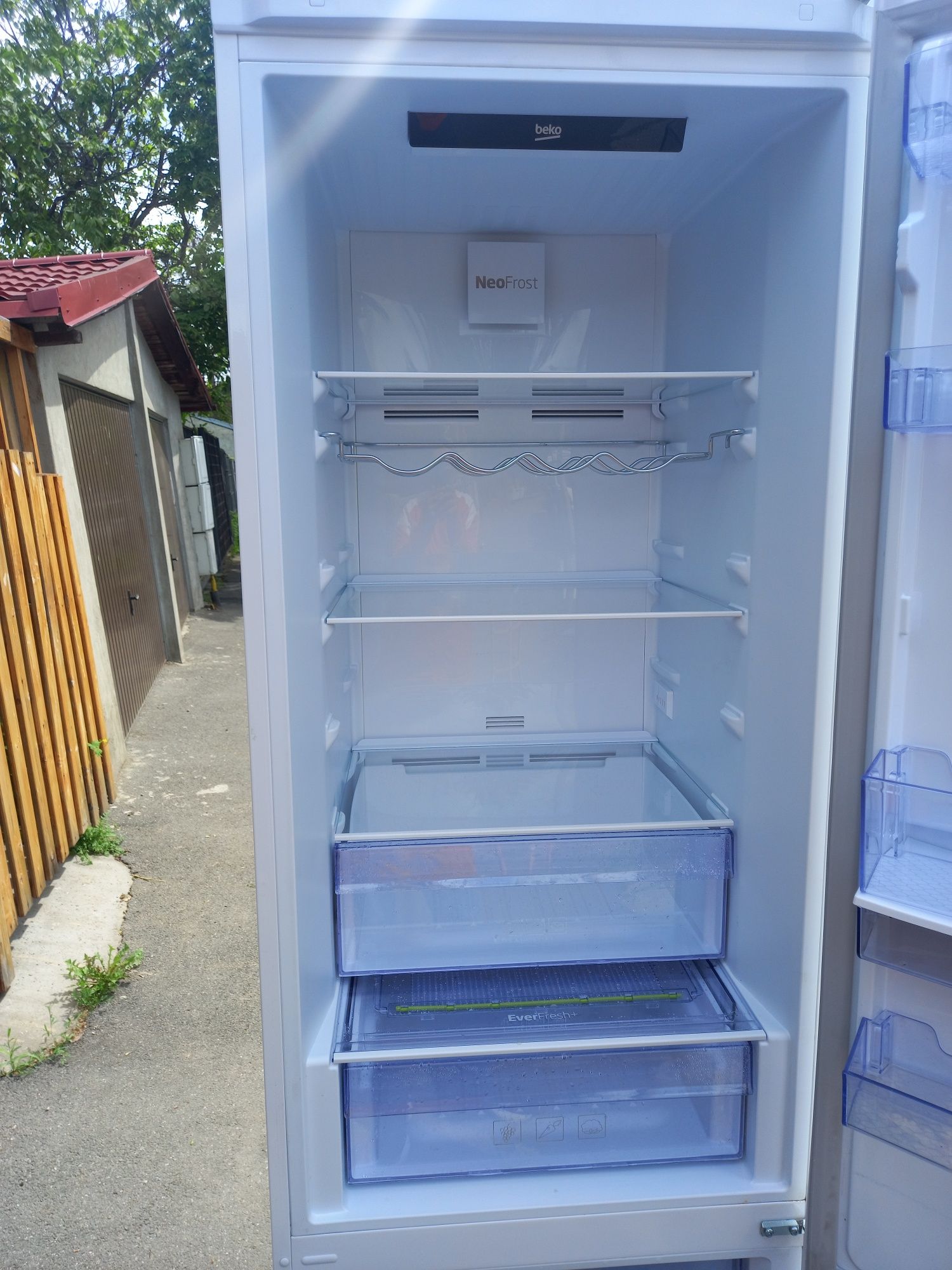 Reparații frigidere , Combine frigorifice, vitrine .