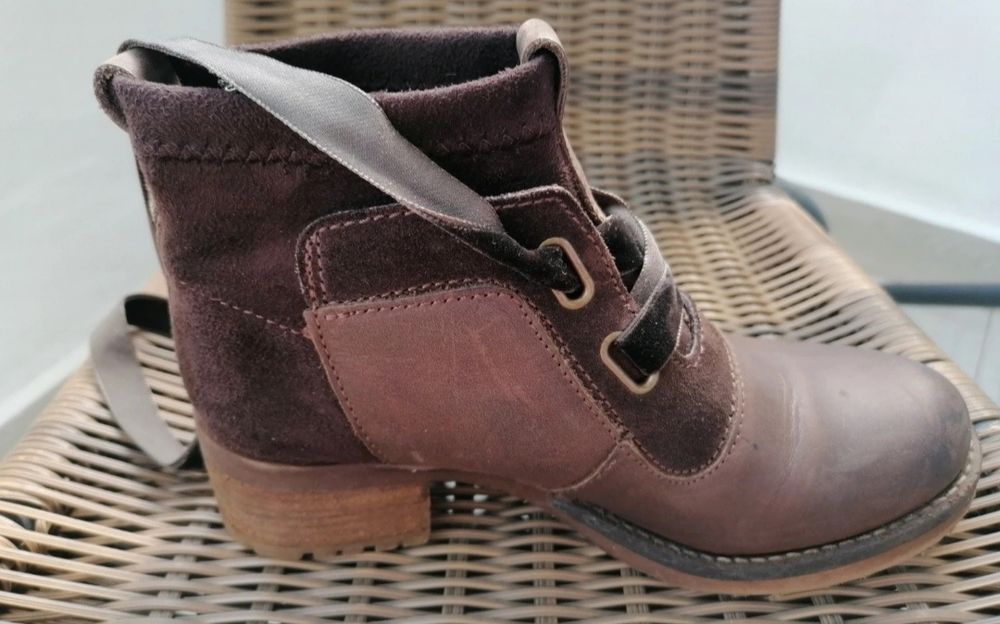 Bocanci mărimea 35, interior 22.5 cm, piele interior și exterior