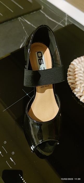 Vând sandale  negre