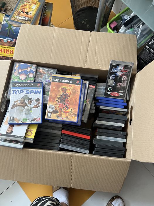 Vand 200 cd cu muzica,fulme pe dvd si jocuri