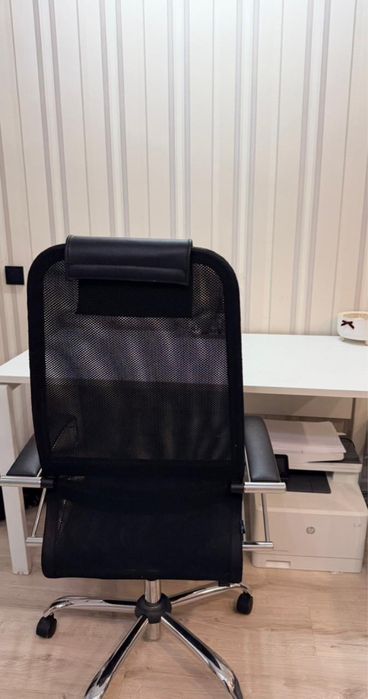 Компьютерный стол с креслом