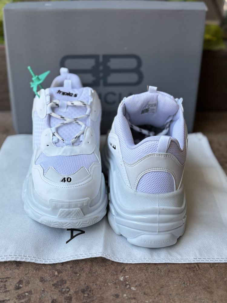 Adidasi Balenciaga Triple S White model nou