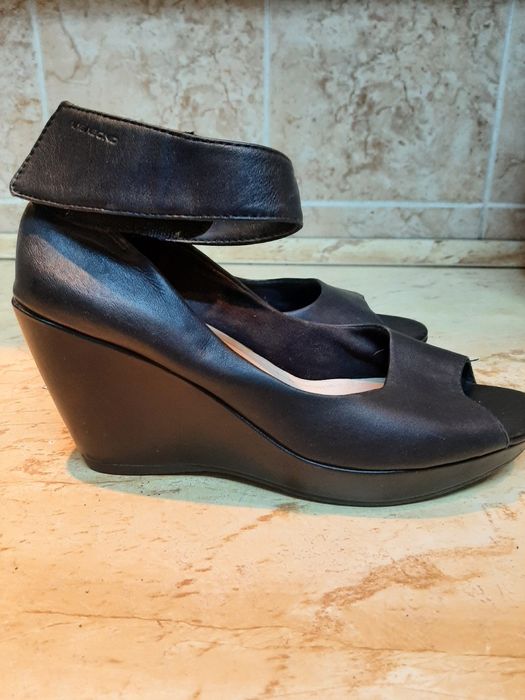 Vand Pantofi Vagabond, decupati in fata,marimea 40,negri