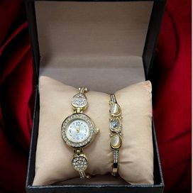 Красив комплект от дамски часовник с гривна