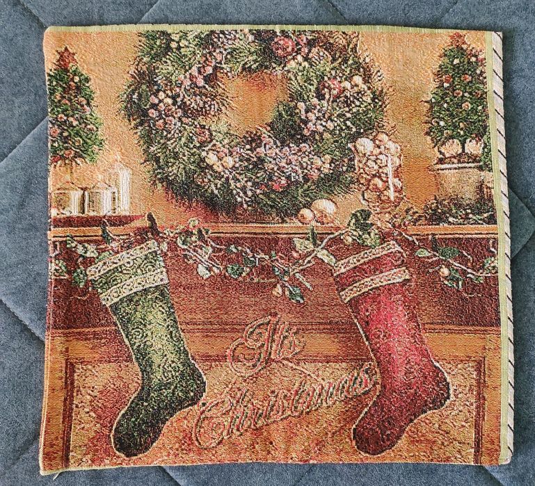 Продаются две новогодние наволочки из гобелена.
