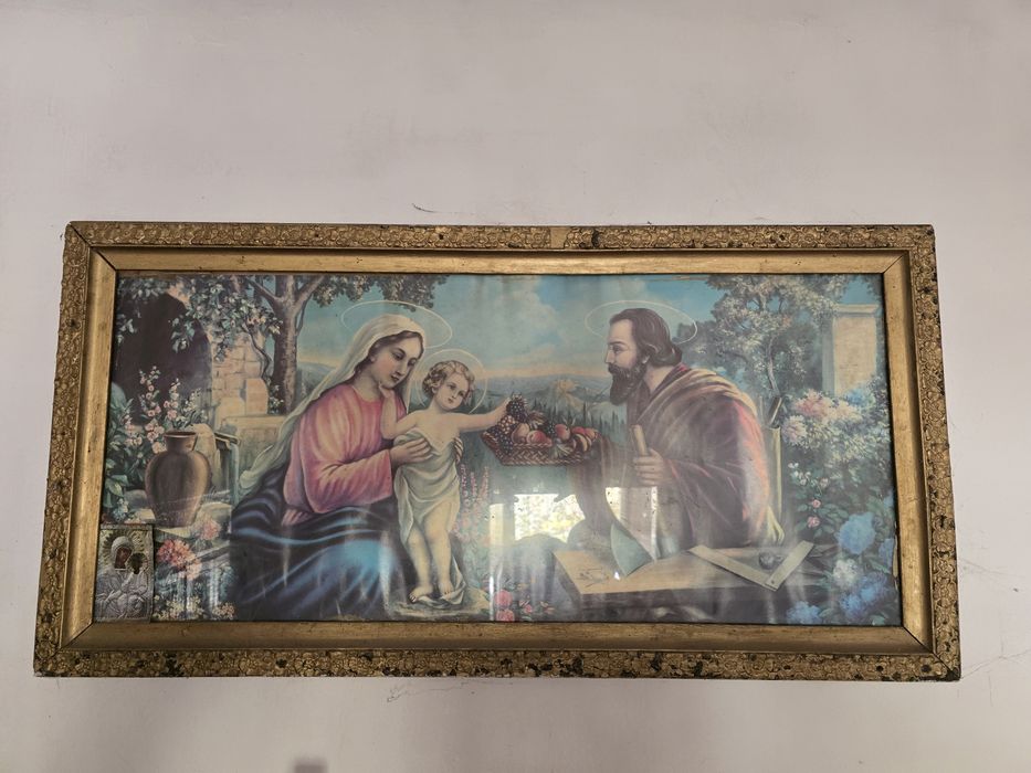 Tablou vintage sub cupolă de sticlă reprezentând Sfânta Familie