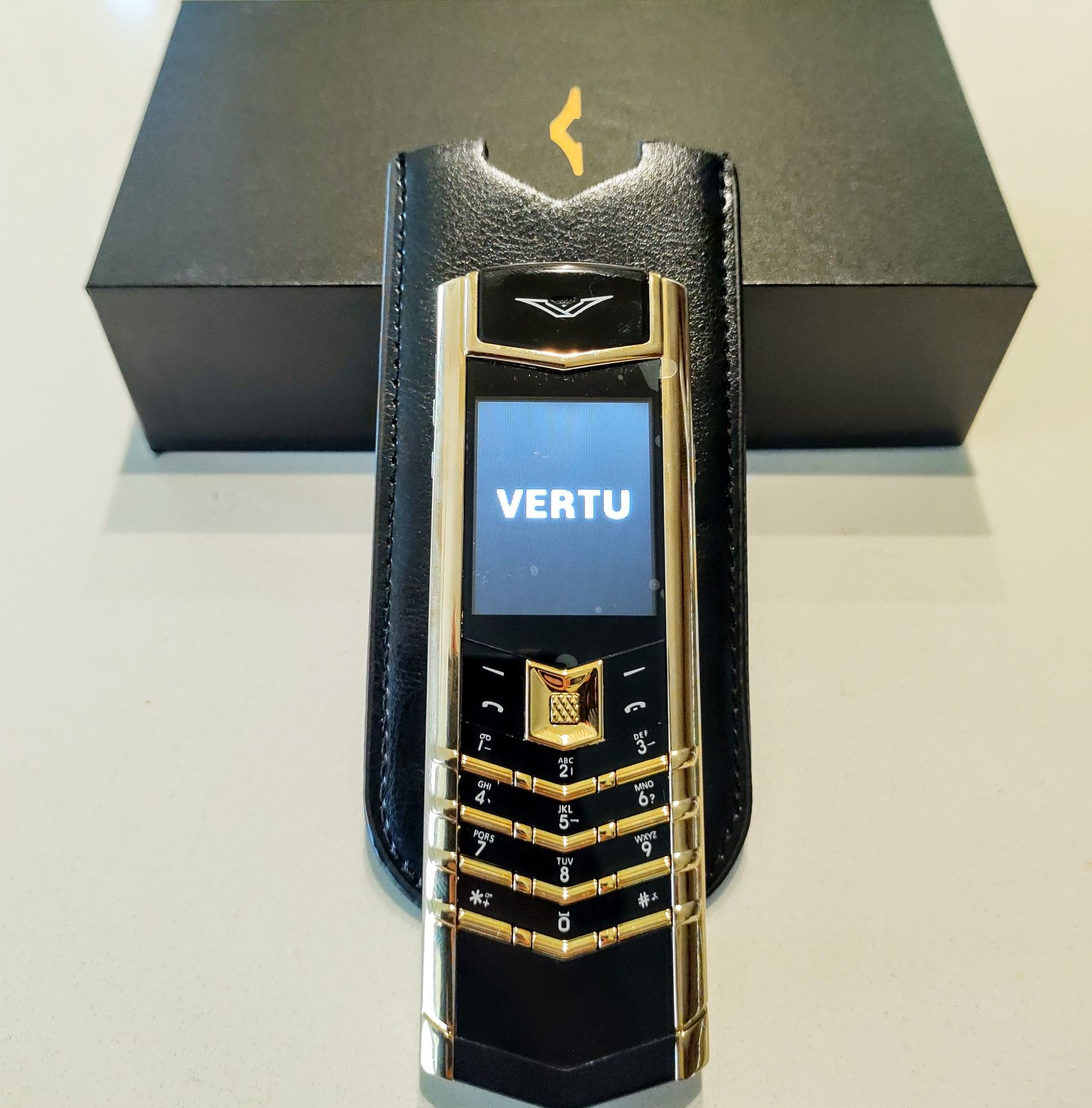 Телефон VERTU луксозен мобилен телефон Верту Vertu Signature