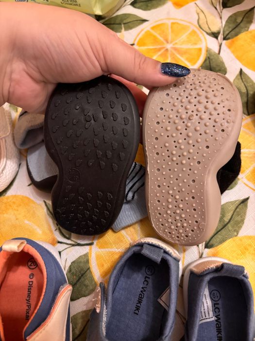 Лот бебешки обувчици 19 номер