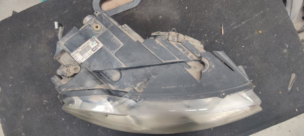Far dreapta Volkswagen passat b6 xenon adaptiv