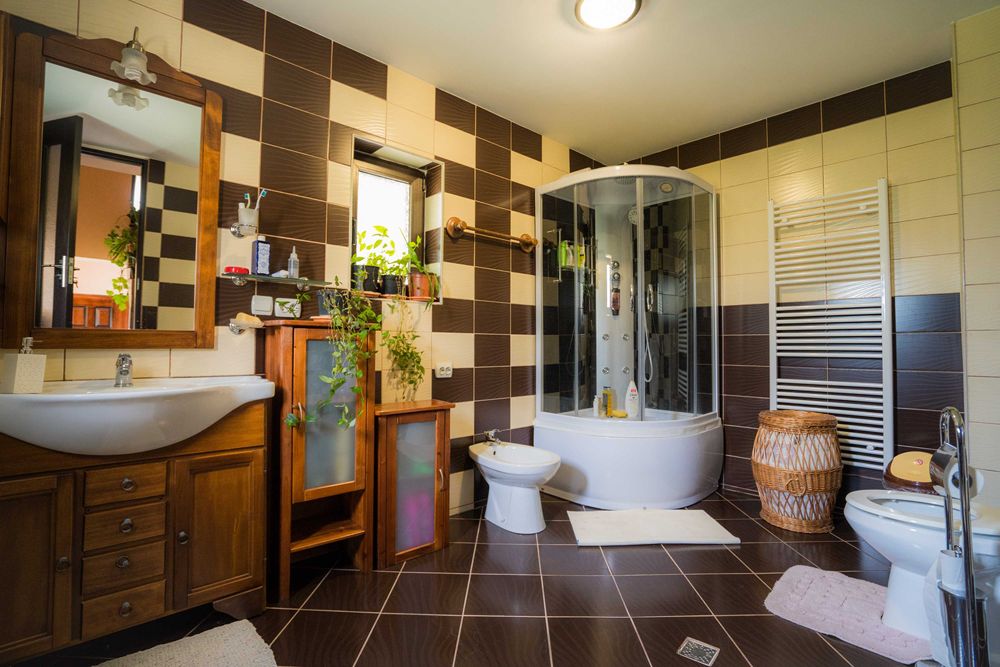 Vilă moderna/Pensiune cu 8 camere și 1000 mp teren, complet mobilată