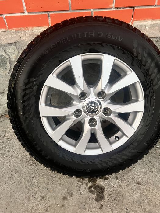 Продам шипованые шины на титановым диске размер 285/60 R 18