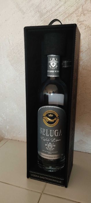 Празни бутилки от уиски в оригиналните им кутии