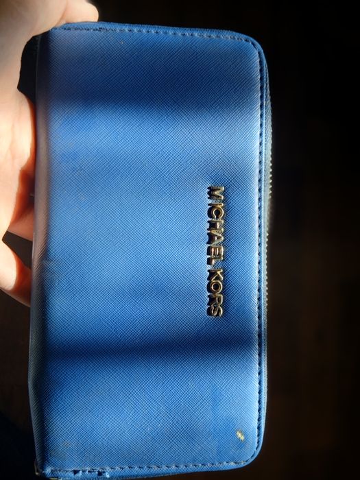 Кошелёк в хорошем состоянии две небольших царапинки  в хорошем