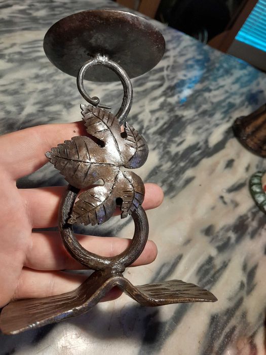 Продавам свещник от ковано желязо