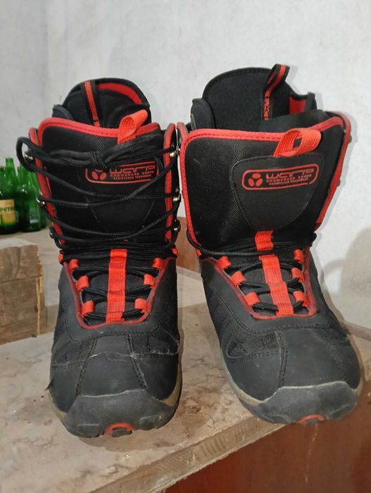 Сноуборд обувки различни размери.