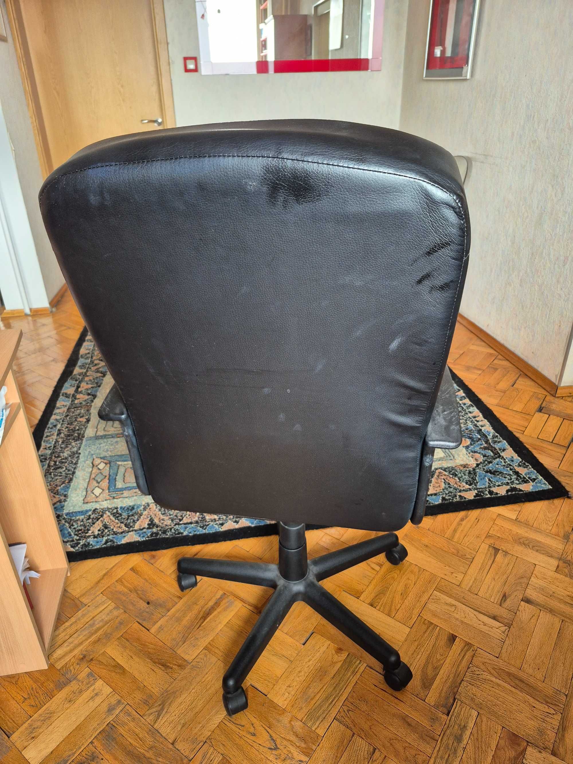 Продавам офис стол  черен