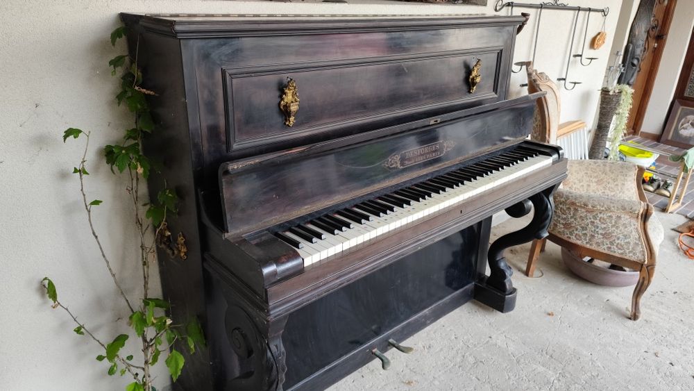 Pianinâ din lemn