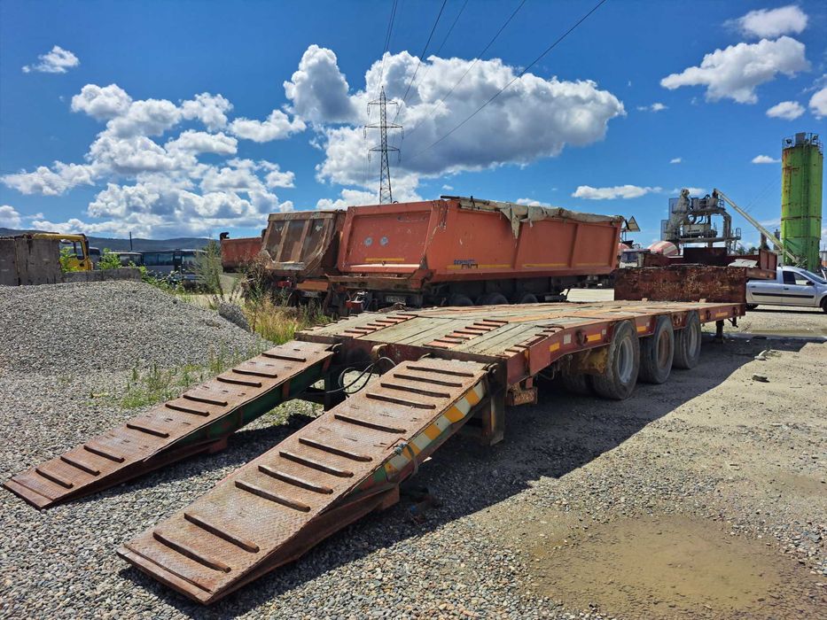 Trailer cu 3 axe