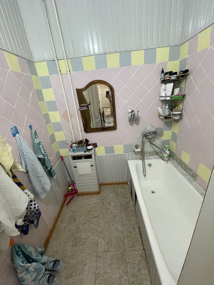Чиланзар 1.    Квартира 100 м2.     2+2.      3 этаж ВЫСОКОПОТОЛОЧКА.