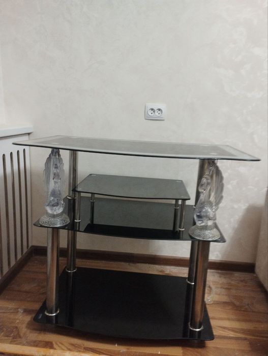 Столик под ТВ в отличном состоянии