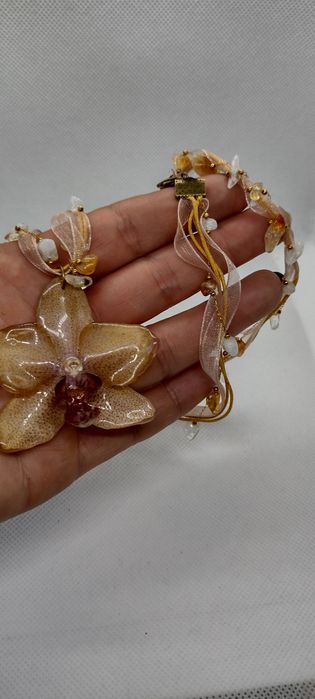 Колие с естествен цвят на орхидея.  Дължината е максимално 30 см