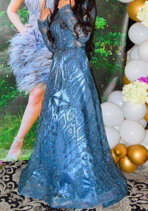 Бална рокля в синьо с камъни