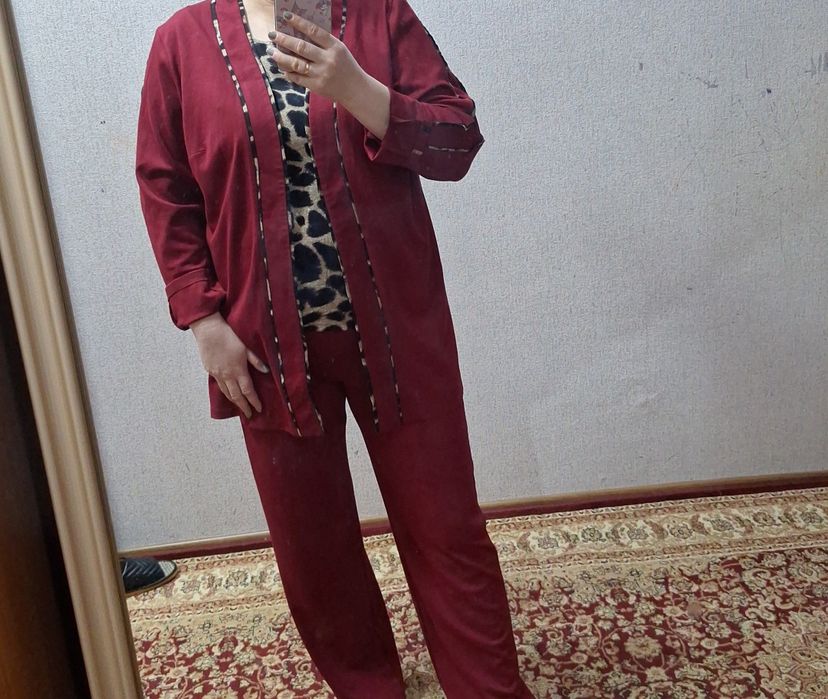 Тройка. Новый. Красный