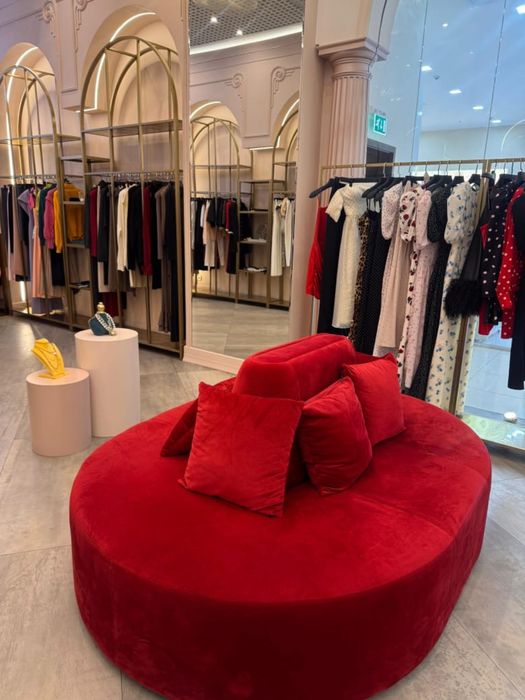 Диван и пуфики в идеальном состоянии