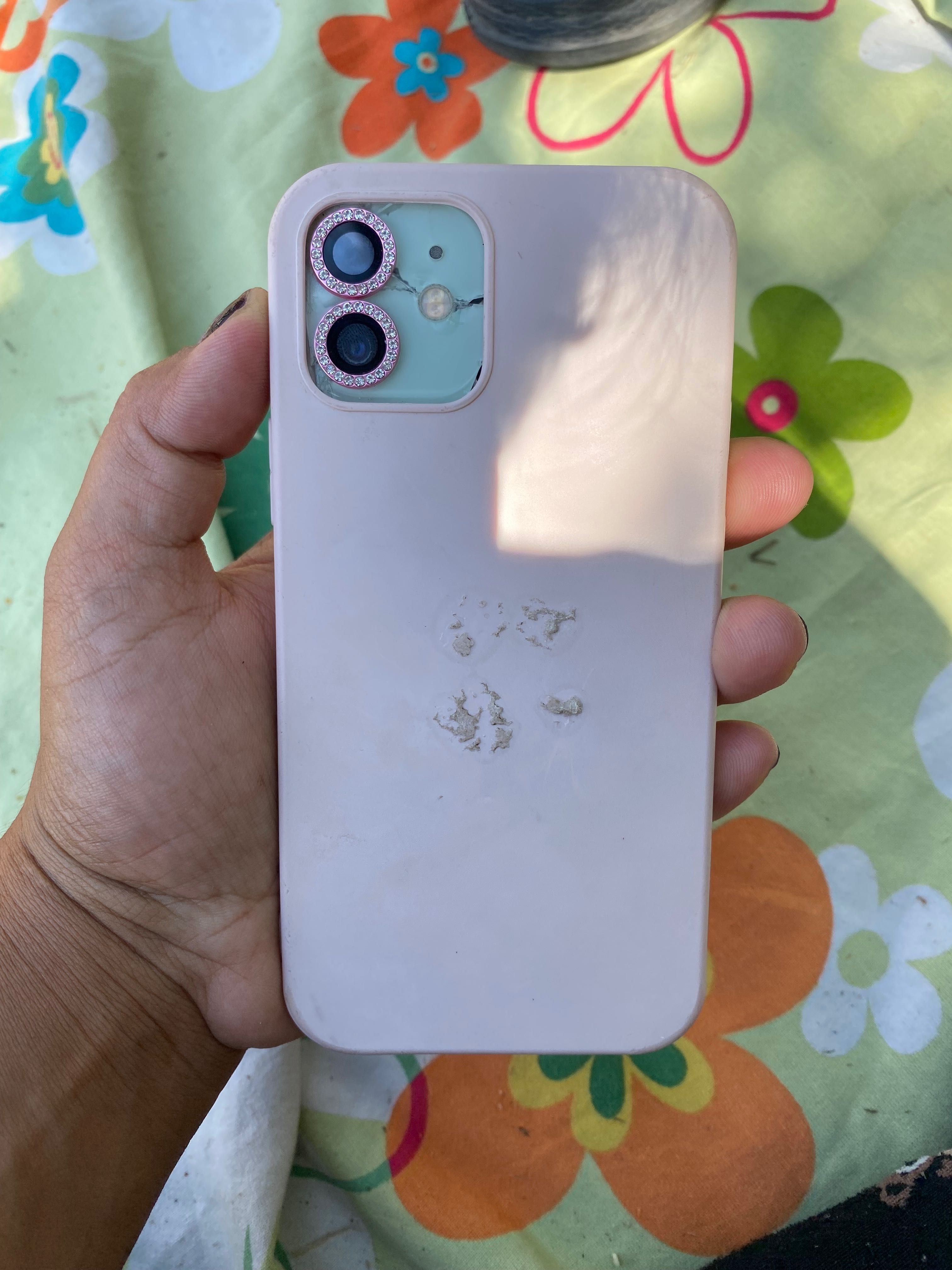 iphone 12 Пукнат гръб